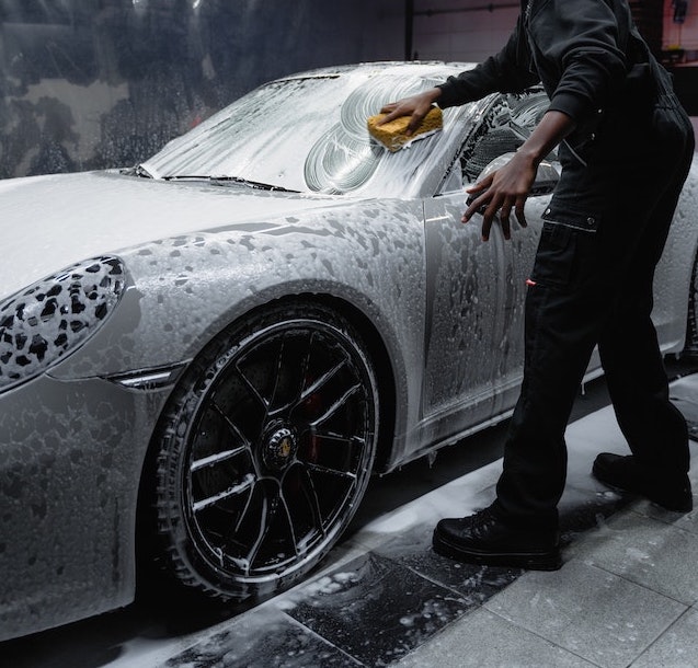 En bil tvättas i en biltvätt hallen i Salem